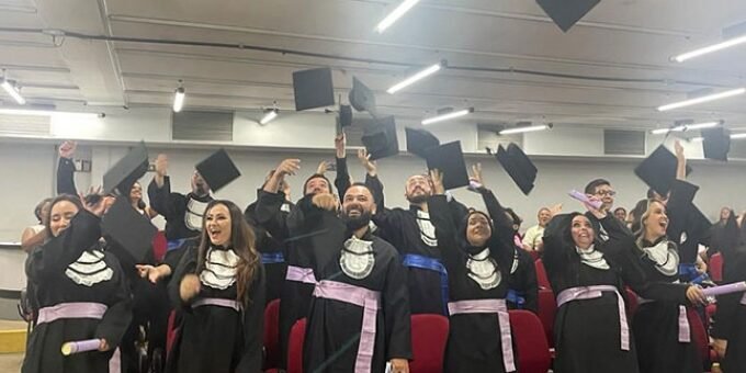 Formandos de RH, Qualidade, Sistemas e Produção colam grau na FGP