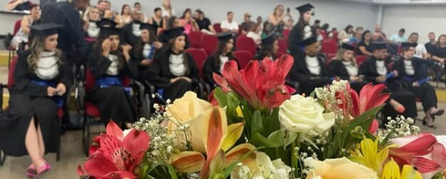 Emoção marca formatura de alunos de Administração e Contábeis