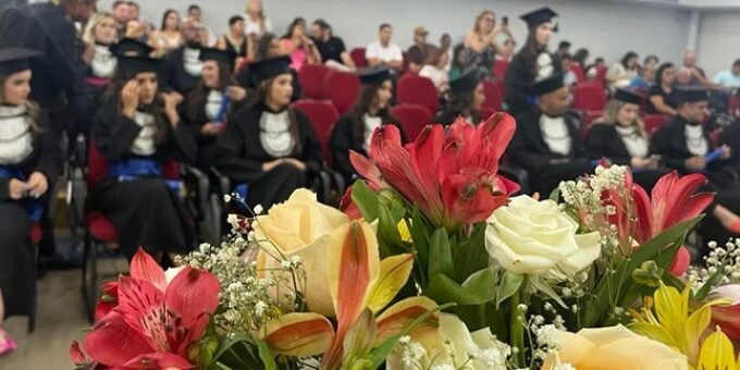 Emoção marca formatura de alunos de Administração e Contábeis