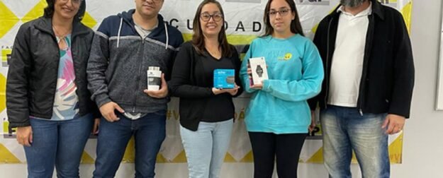 Alunos recebem prêmios da campanha “Quem indica, amigo é!”