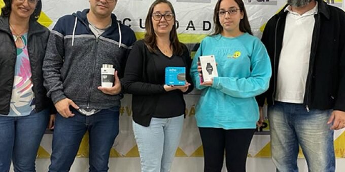 Alunos recebem prêmios da campanha “Quem indica, amigo é!”