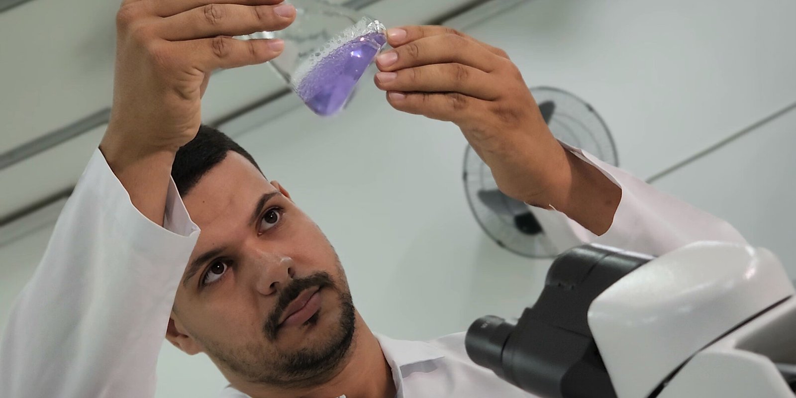Aluno de Medicina Veterinária durante experimento em laboratório