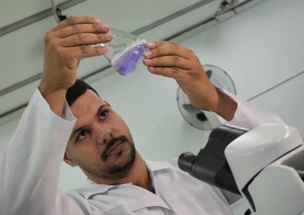 Aluno de Medicina Veterinária durante experimento em laboratório