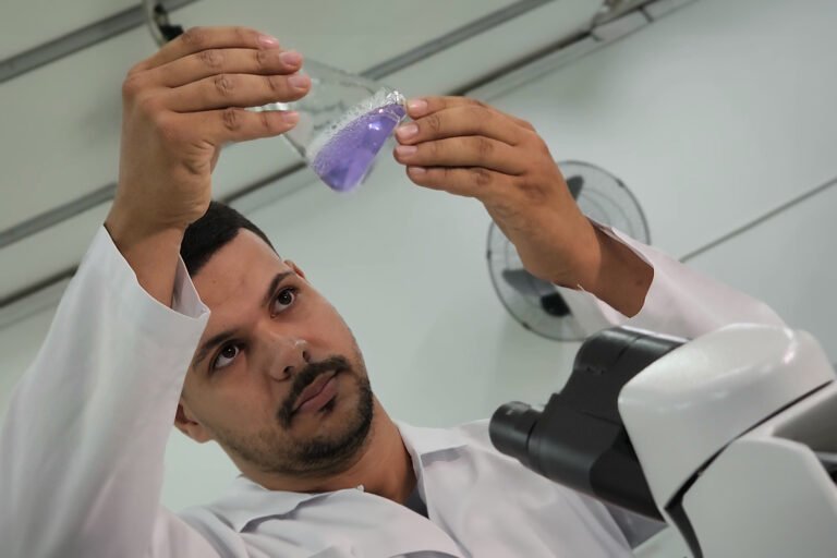 Aluno de Medicina Veterinária durante experimento em laboratório